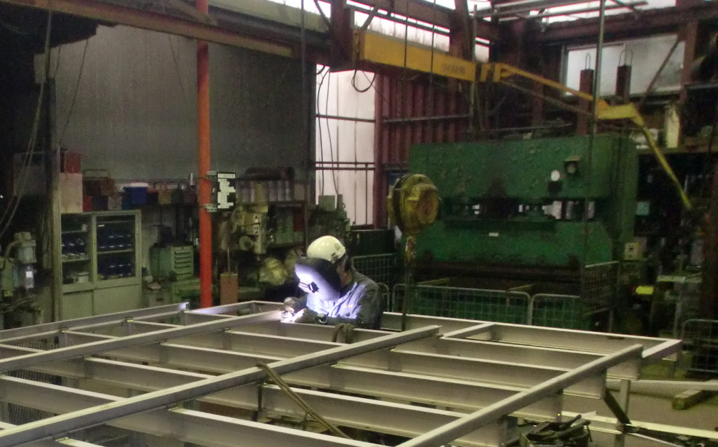自社工場での鋼構造物の溶接作業